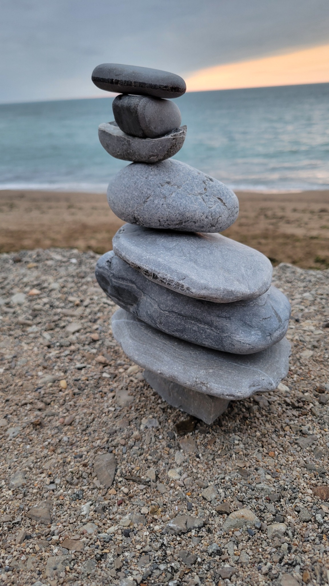 Galets en équilibre face à la mer
